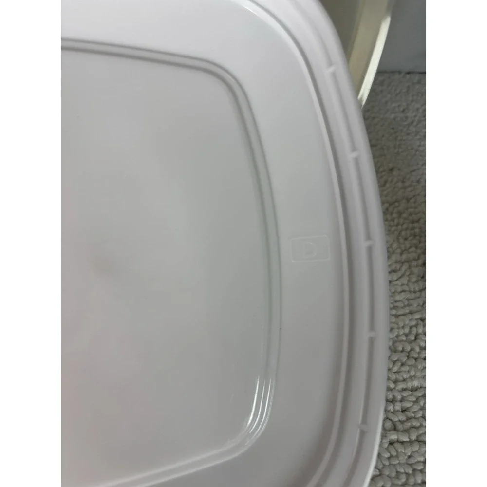 VTG Rubbermaid 2.4 GAL Food Storage Container Clear Snap‎ Lid 